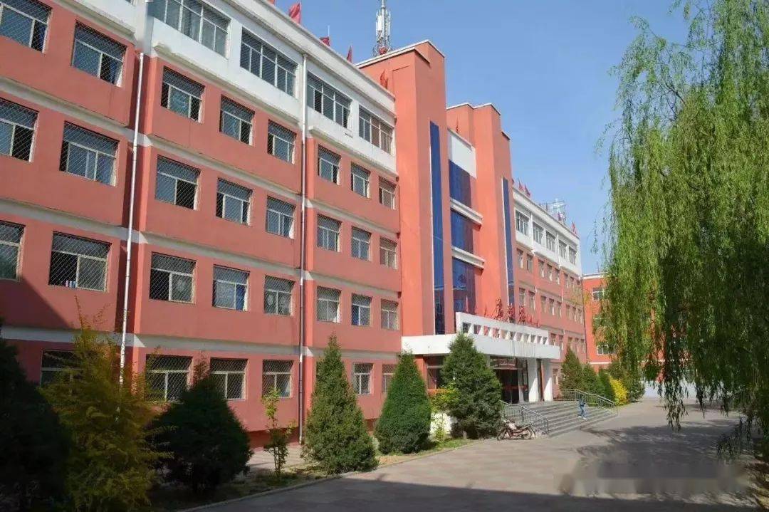 红月亮诗画艺术社 ‖ 校园清晨 作者:怀仁九中 张强朗诵:阳光晓溪【总