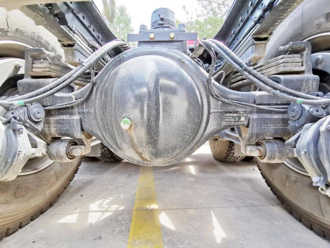 上汽红岩杰狮c6天然气牵引车仅自重8.8吨丨掌上卡车