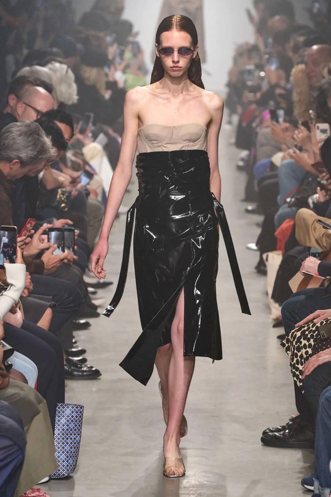 phoebephilo的得意门生把衣服破坏再重建探索极简主义边界的解构时装