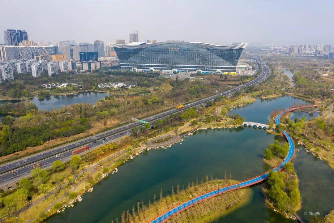 万科·公园5号紧邻锦城湖公园,公园里丰富的水系与植被宛若天然的空气