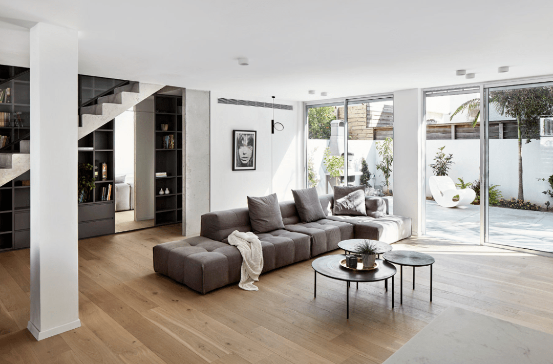 铺设木地板铺装法,最常见也是最传统的就是条形板整齐码放,如工字拼