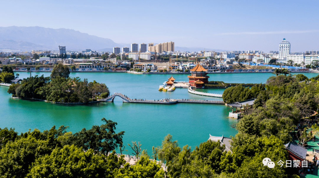 蓝蓝的天,云很低,南湖是蒙自城中的世外桃源.