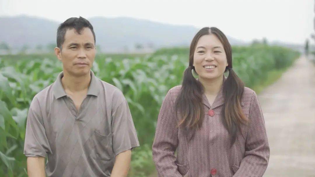 小英夫妇在温州瑞安的马屿镇霞岙村,有这么一对爱跳曳步舞的农民夫妻