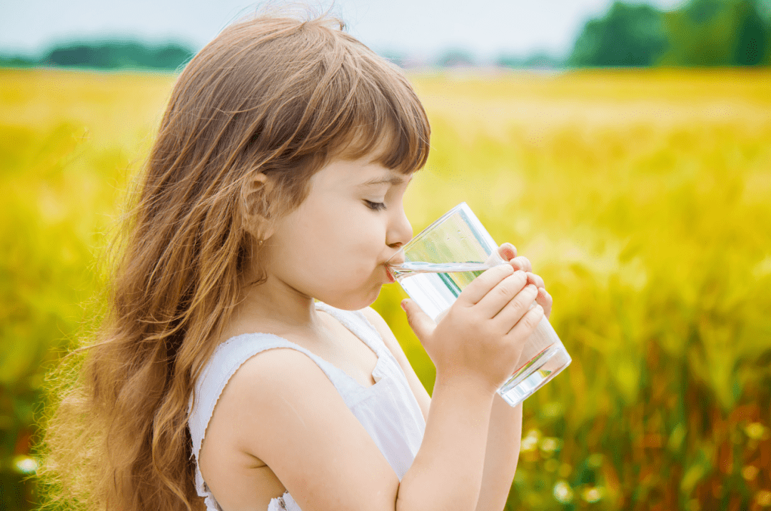 这样给宝宝喝水越喝越伤身喝水的这4件事家长一定要知道