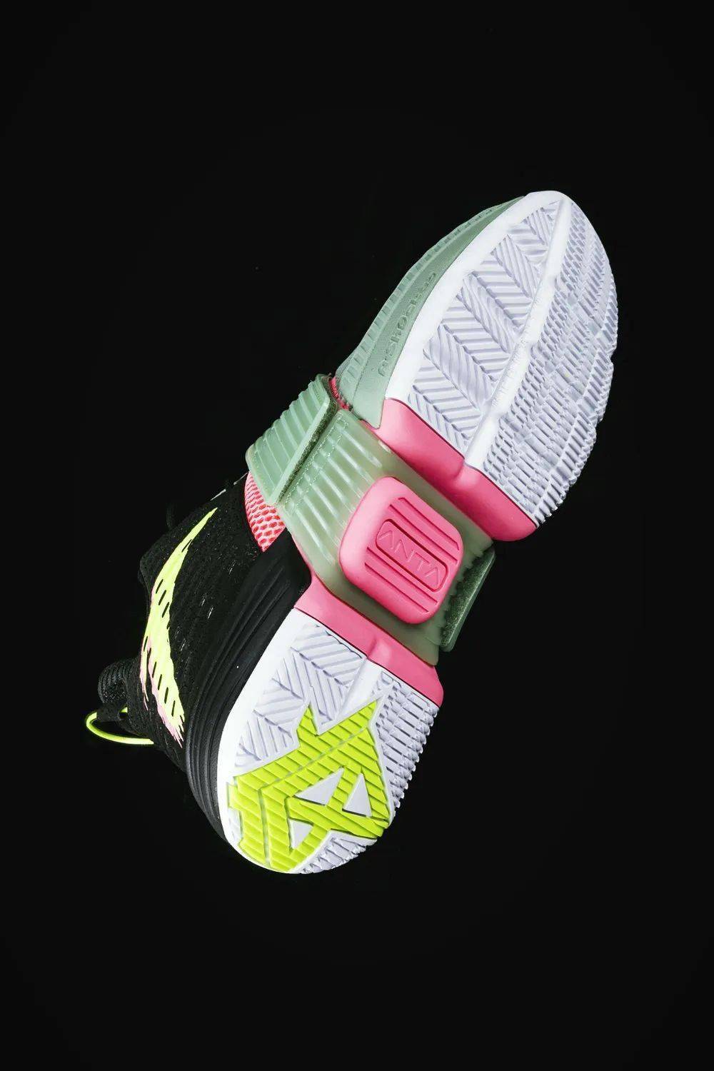 绑带则是与鞋盒相同的黑白照片和疯肆图案  鞋底同样搭载了 a-shock