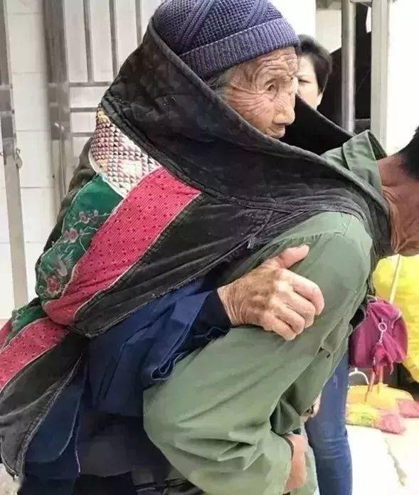 父母和子女的真实照片太感动了