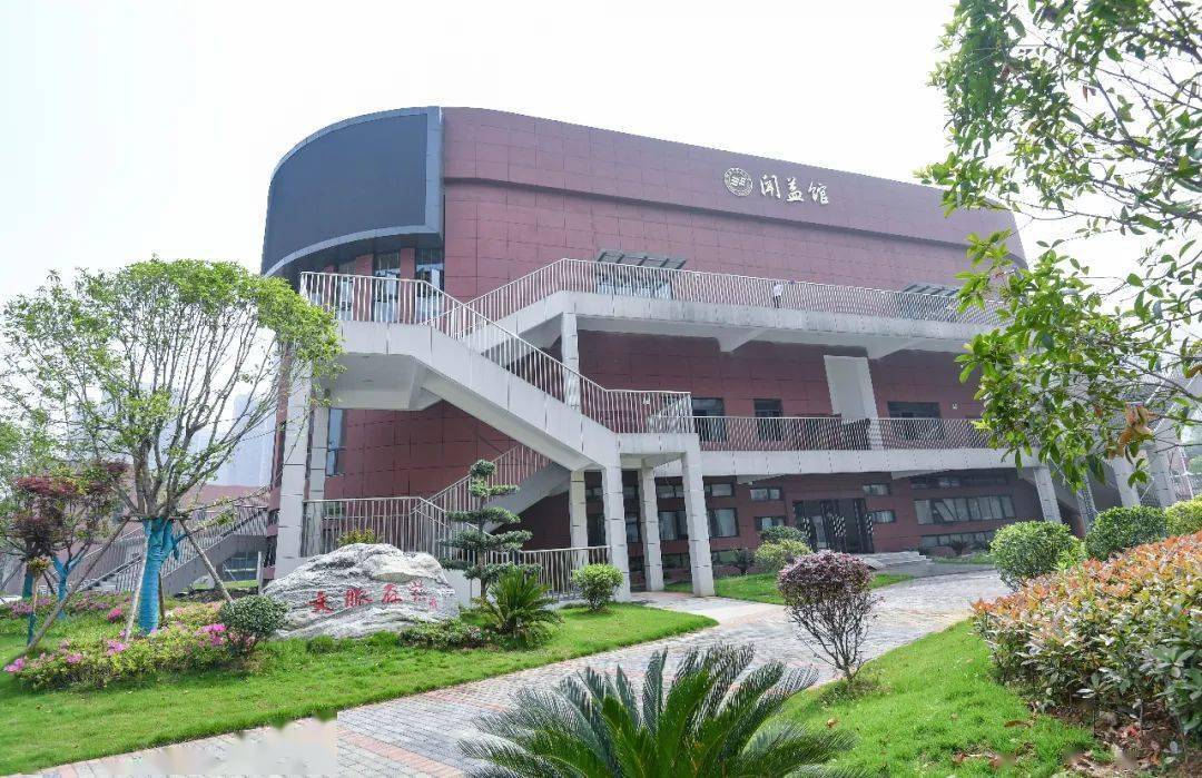 晴川高中不仅校址用的武汉三中原址,校园文化和精神亦与武汉三中一脉