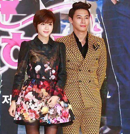 直至17年,朴寒星和从事金融业的圈外男友刘仁锡奉子成婚,这才淡出娱乐