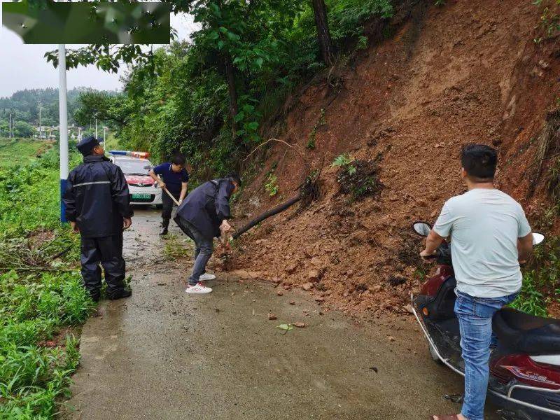 暴雨來臨之際,湘東鎮五里村村民組長李崇林立即奔赴到受災村組,自告