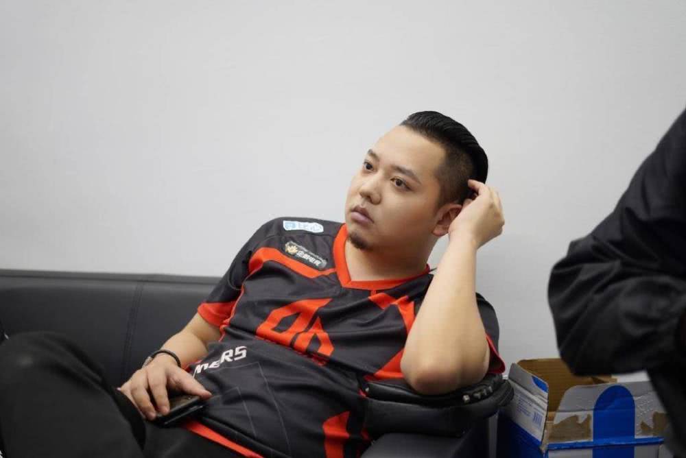 王者荣耀:ag晋级总决赛张角教练"肉身开团"?疑借中药嘲讽久哲