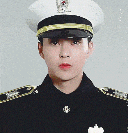 在军队的exo xiumin和都暻秀的近况,两人一同出演音乐剧