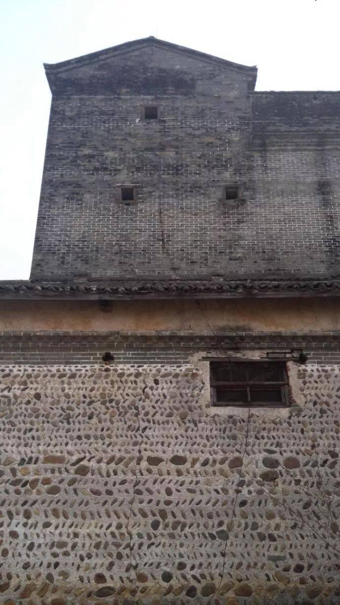 了墙体的材料及围屋的样式,围屋的外墙分为砖墙,石灰卵石三合土(卵石