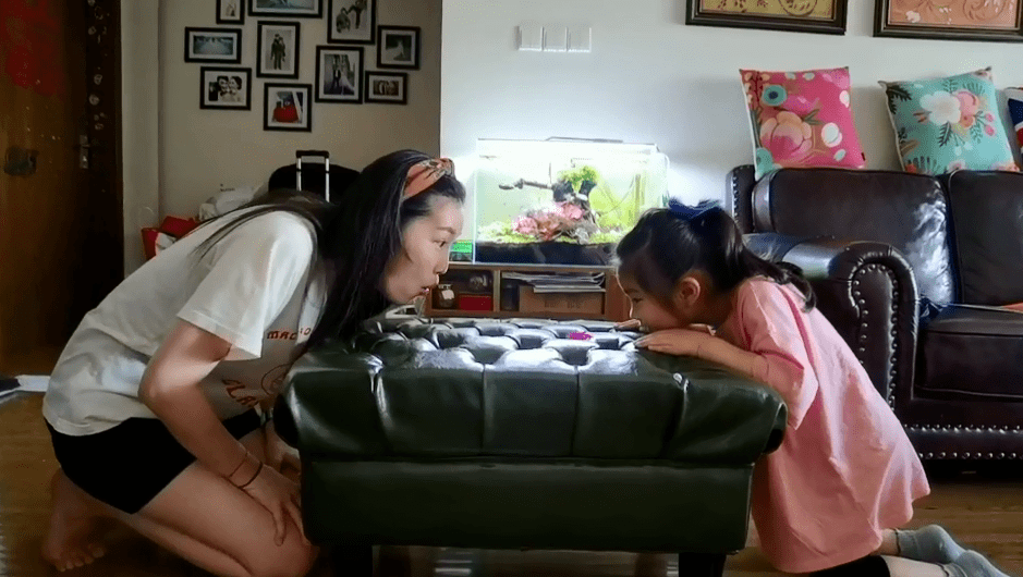 一根羽毛适宜年龄段:3-6岁游戏一:吹羽毛今天跟着我们再一次重温一下