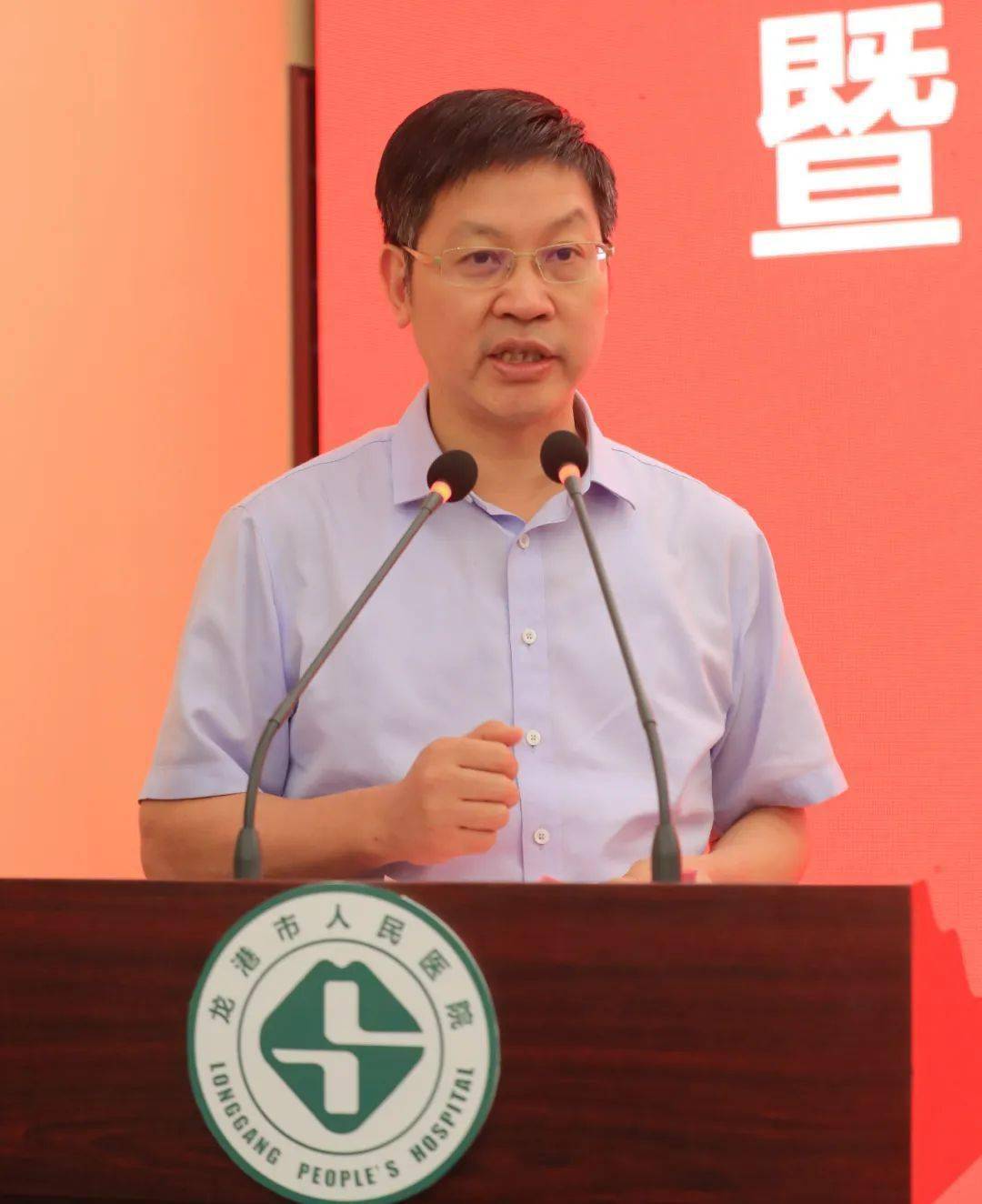 龙港市市长何宗静,温医大附一院院长潘景业代表双方签订了智联合作