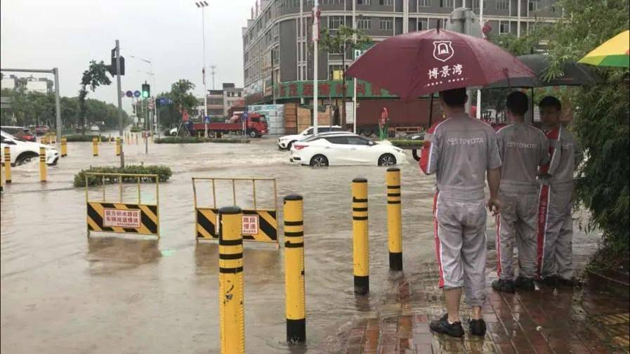 暴雨来袭博罗多处水浸街80余名橙色大侠奋战一线排涝
