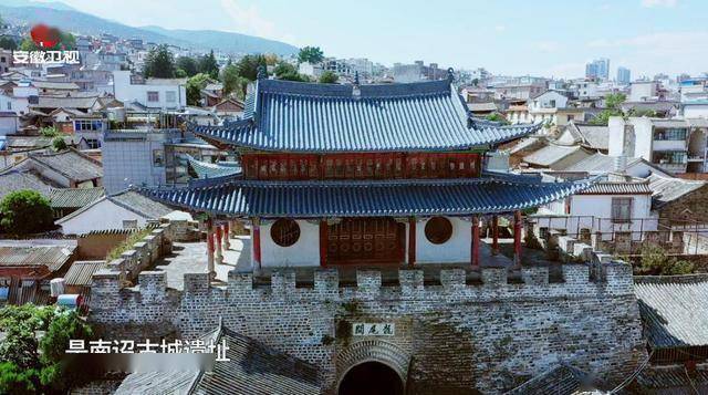 哥"的推荐下凌西和民宿管家来到了大理美食的聚集地——龙尾城遗址