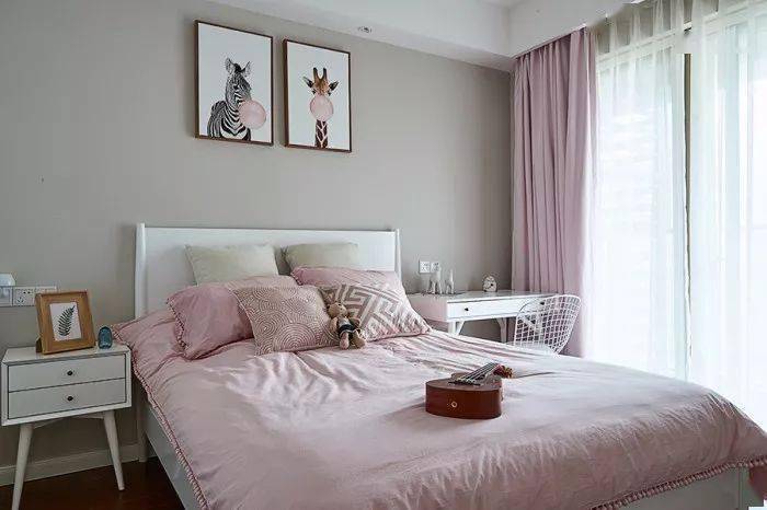 简约风卧室,床铺如何布置?软质床头更舒适!