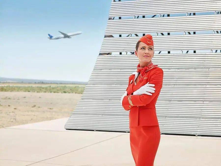 达美航空中国民航初代空乘制服(左)现代海航空乘制服(右)随着空中乘务