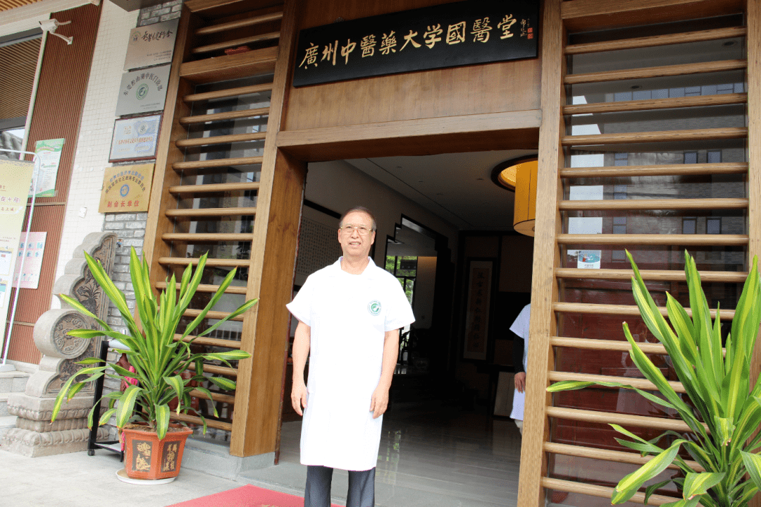 抖音播放破百万国家级非遗传人陈荣钟治疗女性月经病实例