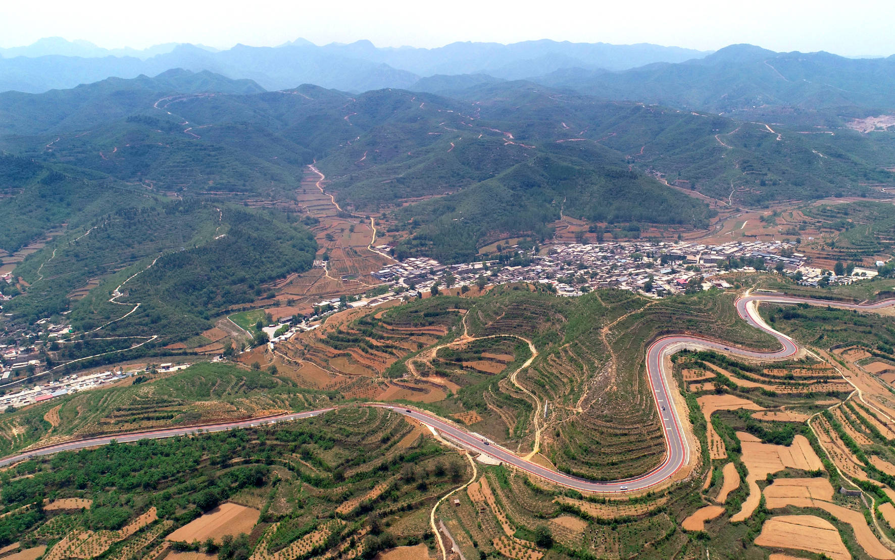 这条旅游专用公路将井陉县的26个古村落串连在一起
