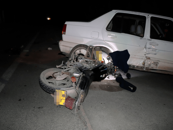 内蒙古一小轿车与摩托车猛烈碰撞