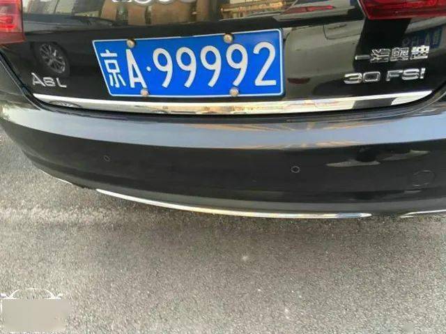 京a99990是丰田埃尔法,价值百万的mpv,在网上估值了一下,车牌估值112