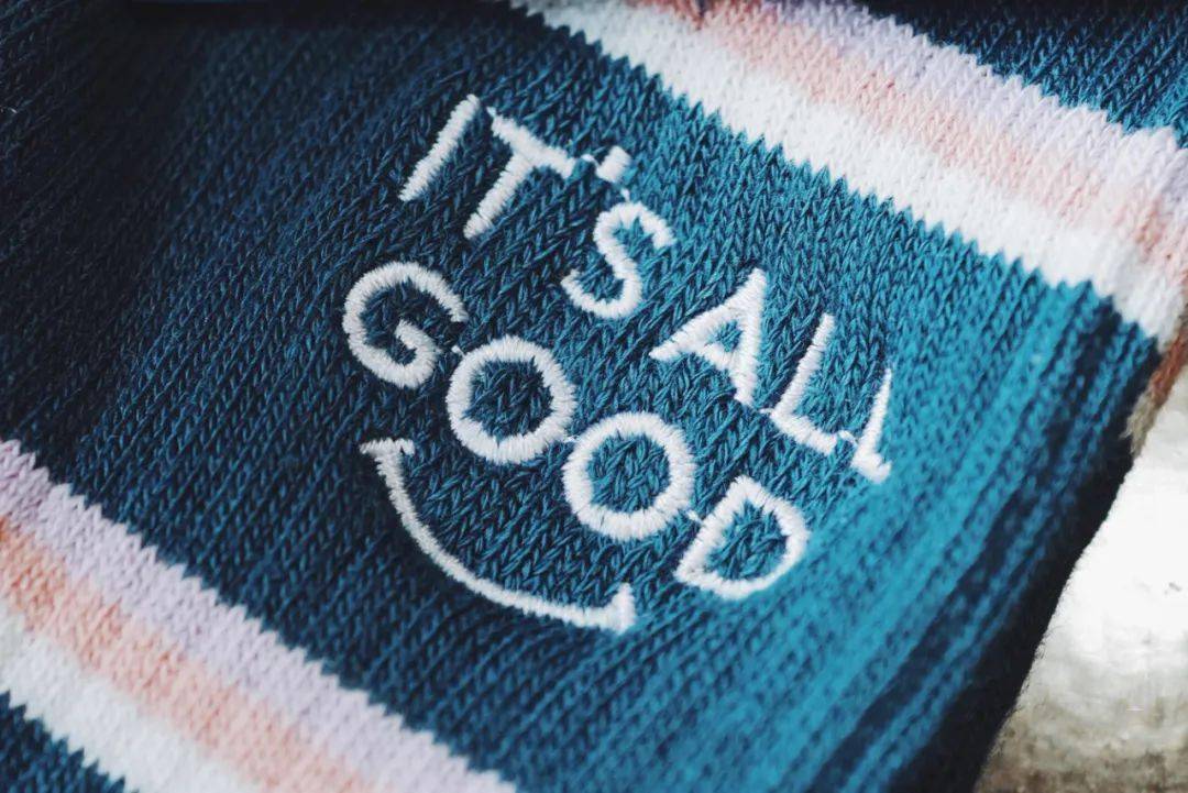 stance 卡通图标袜款袜身呈现出宇宙星空的效果,像素化的卡通 logo