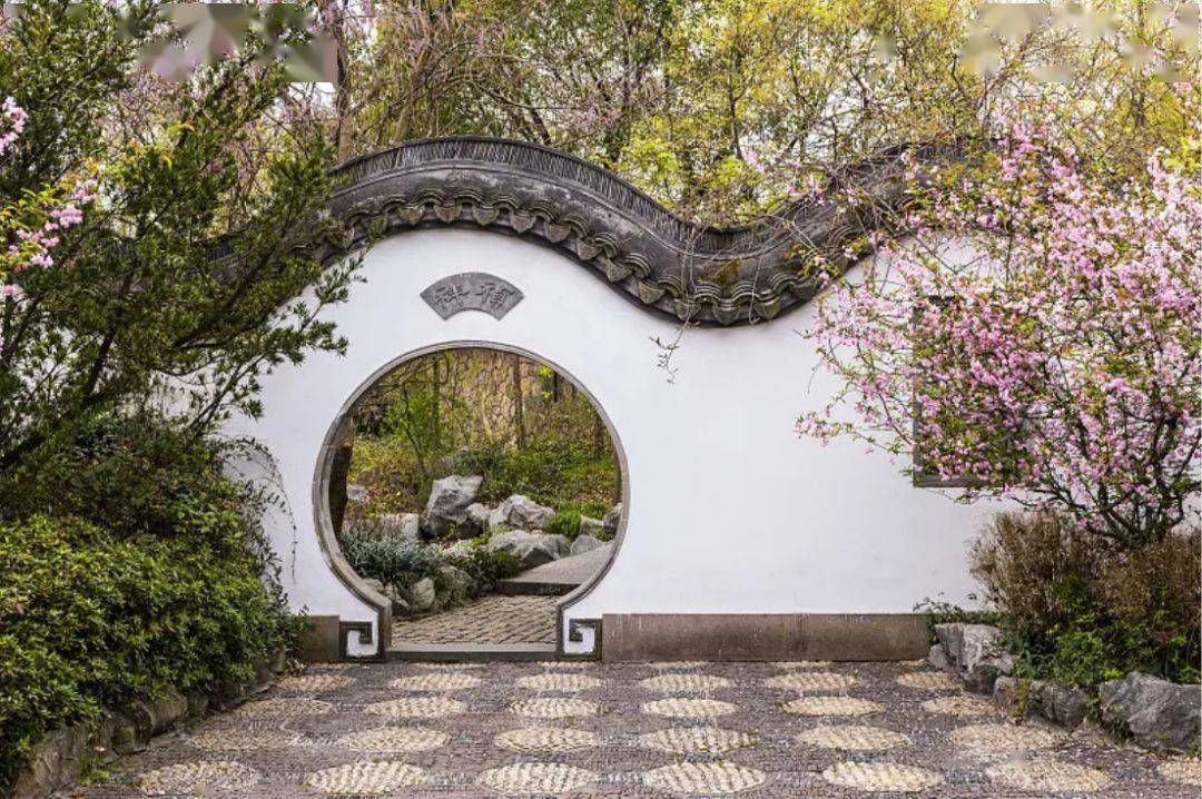 叶朗先生认为:"明清园林美学的中心内容,是园林意境的创造和欣赏.