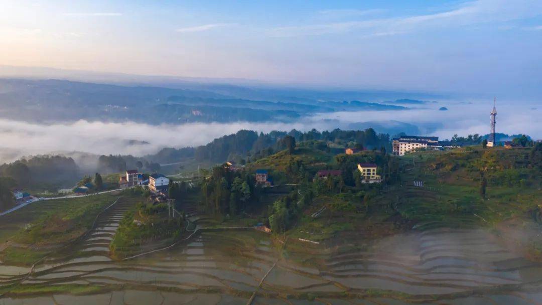 踏着草木清香,走进渝东南石柱土家族自治县悦崃镇,一塝塝梯田,错落有