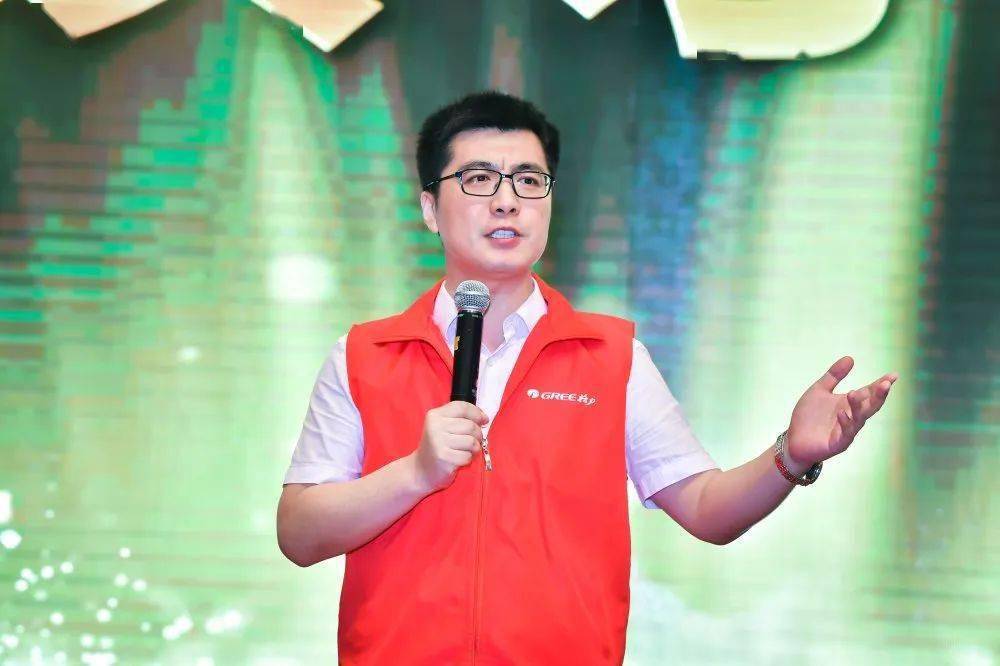 江苏格力总经理甄宁发表讲话,特别感谢建众团队老师对于江苏格力中央