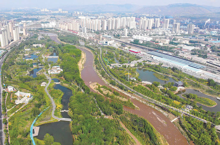 身邊的中央公園清晨,西寧市湟水國家溼地公園海湖溼地片區從晨曦中