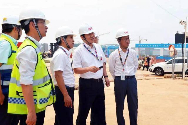 在重重压力下,贺成明坚定地支持陈立宜来主导,用lg和友达的经验来辅助