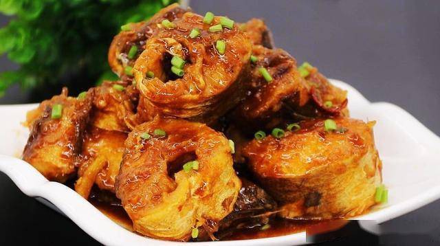 银鳕鱼太贵教你用这鱼做红烧鳕鱼块裹淀粉煎一煎更入味