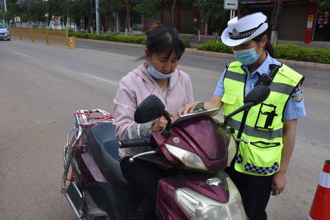 骑电动车嵩明交警喊你戴头盔