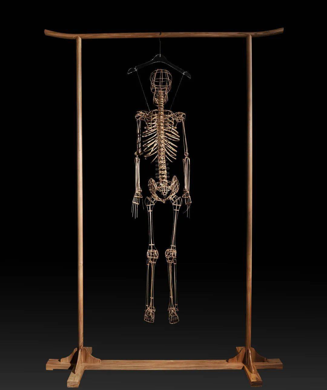 《骨架》,竹,纸,225x159cm研究方向:艺术表达的物质化呈现指导教师:张