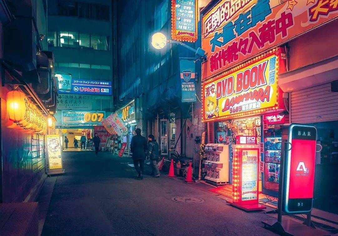 日本的黑夜霓虹闪烁