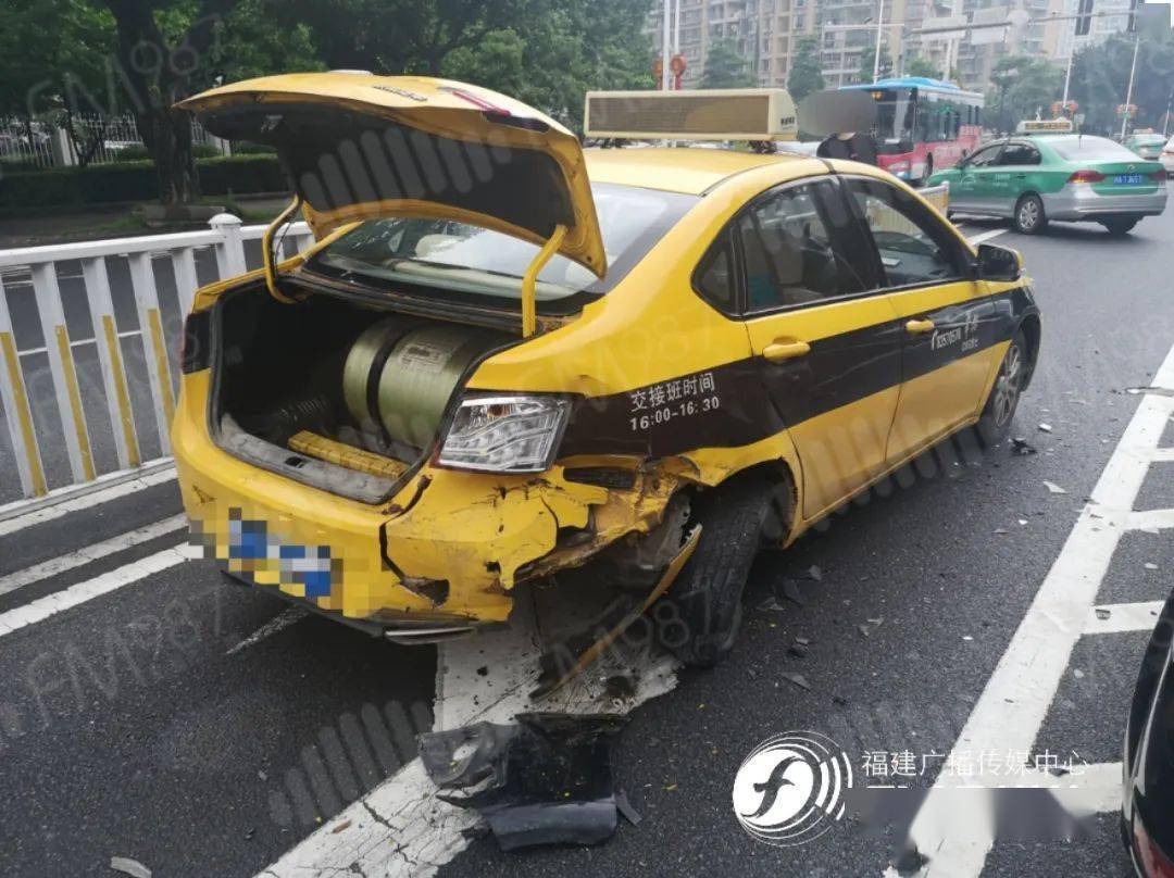 福州小車被撞爛了屁股,車胎爆了,都因為路邊突然躥出來的……_出租車