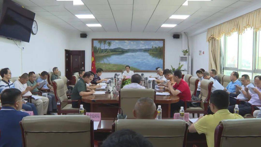 县长梁誉腾主持会议,县委常委,组织部长吴能,副县长李梅,陈鹏程,李著