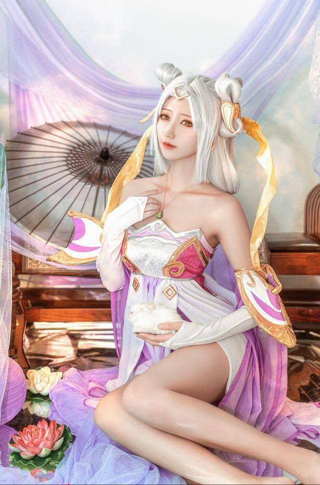 王者荣耀嫦娥cos谁愿意做她怀里的兔子