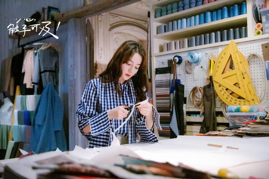 热巴《幸福触手可及》剧照出炉 职场女强人爱情事业双丰收