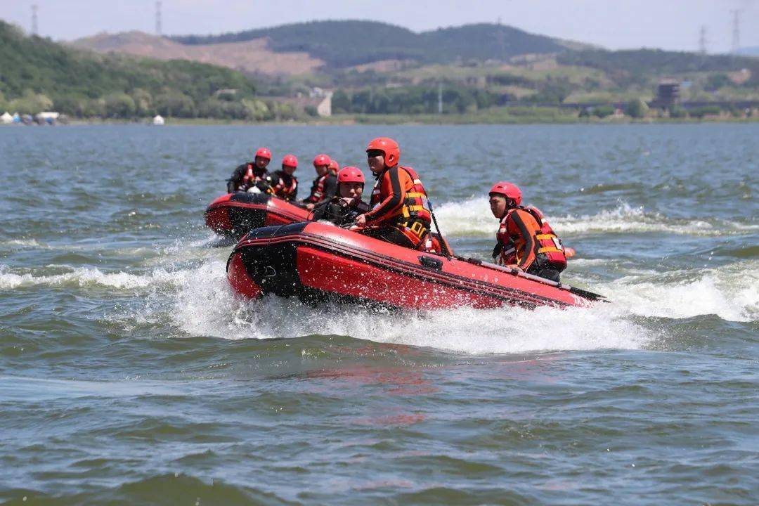 沈阳消防画报(333期)—— 锻造水上"尖兵" 水域救援实战演练吹响"集结