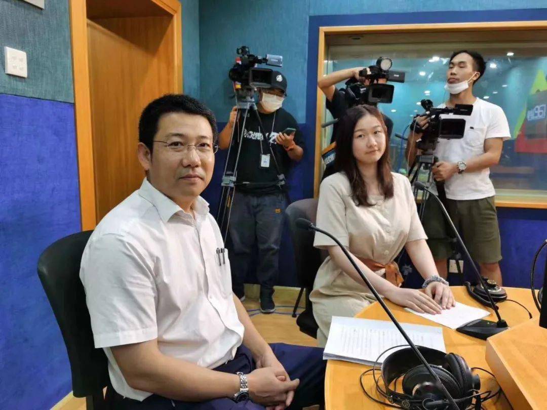 南区党工委办事处主任谢军杰↓推广经典旅游线路和传统美食南区和南朗