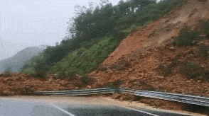 暴雨袭来水浸街山体滑坡广东交通部门这样保畅通保安全
