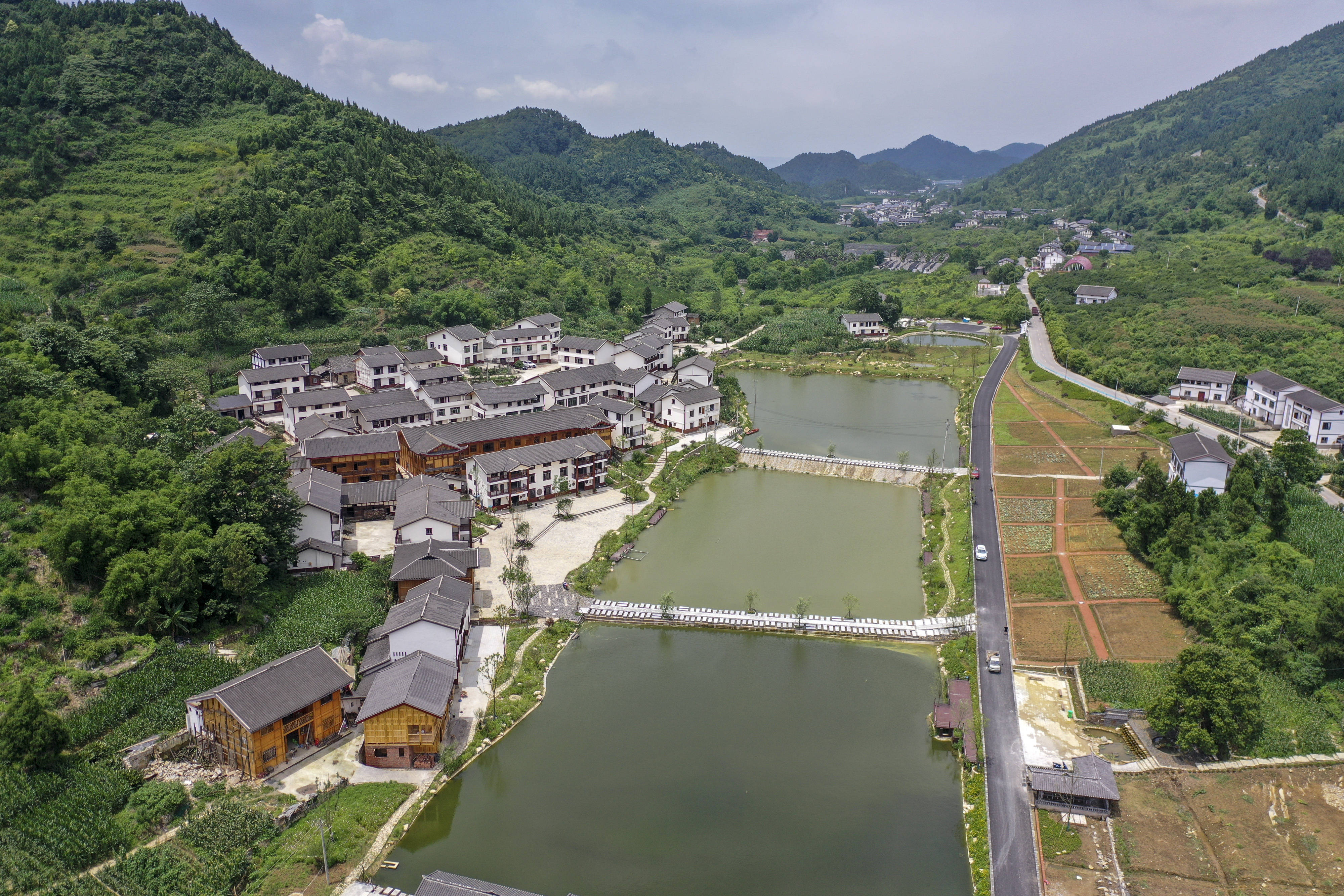 这是6月10日拍摄的重庆市渝北区大盛镇天险洞村(无人机照片.