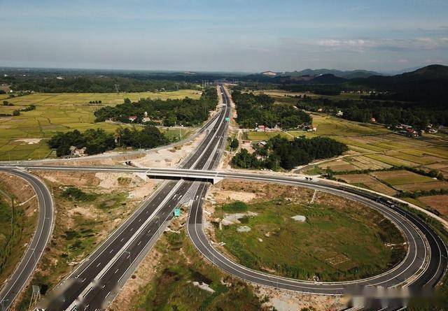 越南国会讨论南北高速公路项目官员解释为何从招商转为公共投资