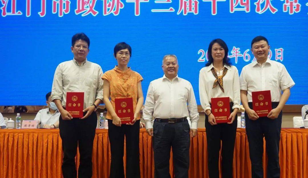 周伟万为陈健威,廖勇民,凌玉堂,冯一丹,谢俊波颁发任命书周伟万为