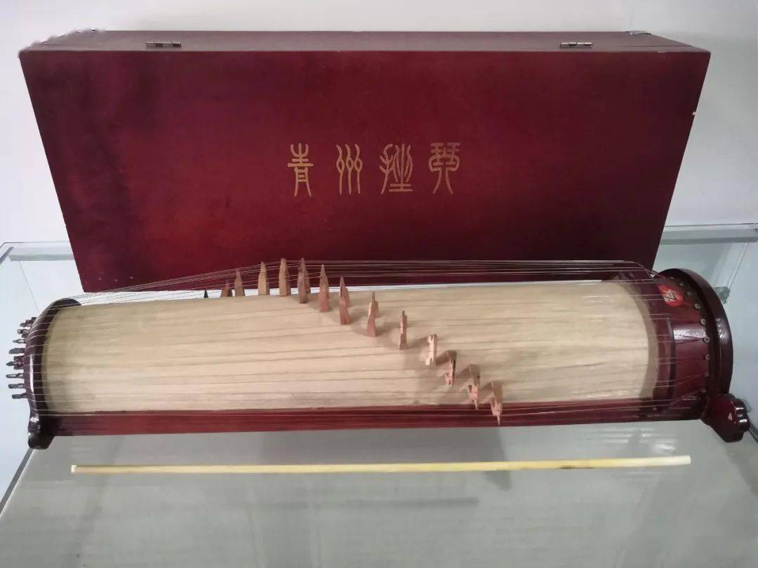 青州挫琴被音乐专家称为"化石乐器",琴体以梧桐木为主材料制成,配以