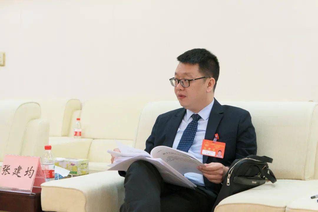 莞城街道人大工委主任张建均谈到,报告较往年缩减了篇幅,但十分实事