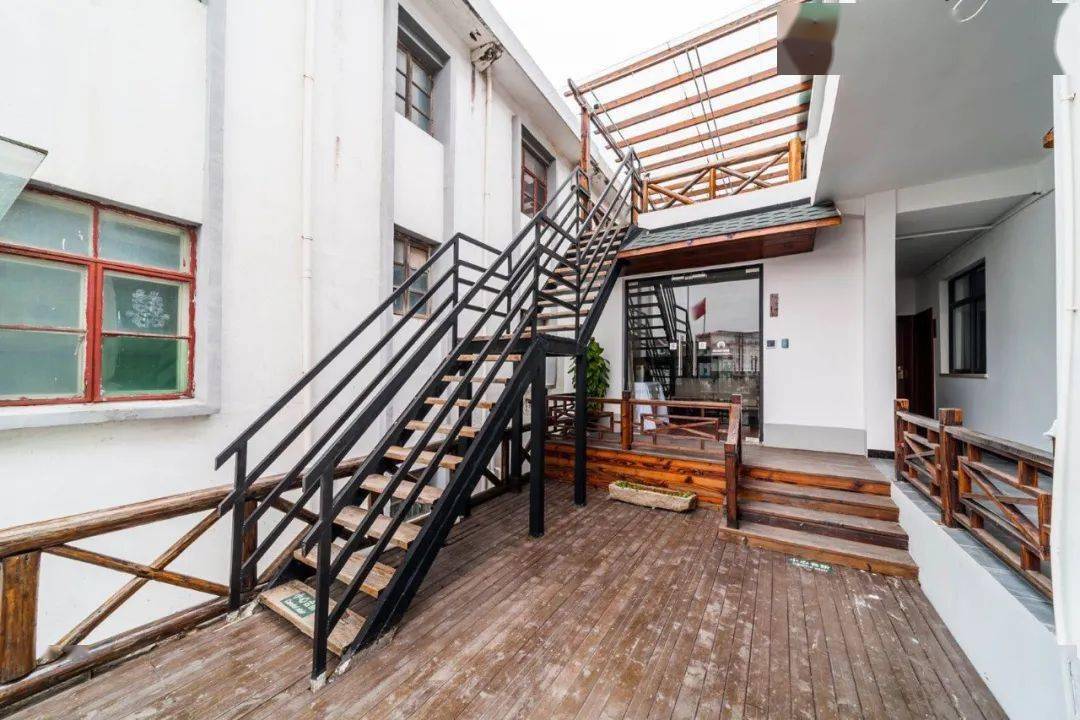 坐拥湖光山色夏夜可赏音乐喷泉金山嘴渔村这家古色古香的民宿也太赞了