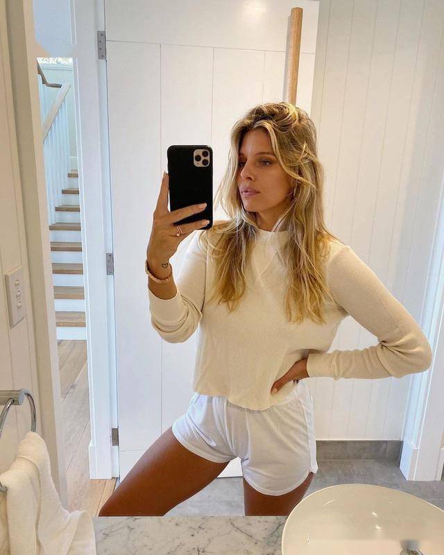 娜塔莎奥克利natashaoakley社交媒体照片2020年06月10日